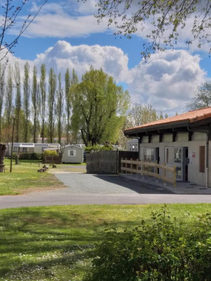 Hotel Camping Val de Boutonne Saint-Jean-dʼAngély Esterno foto