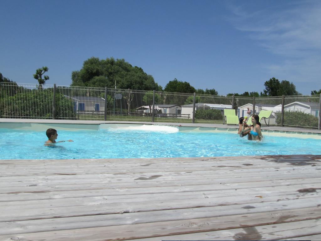 Hotel Camping Val de Boutonne Saint-Jean-dʼAngély Esterno foto