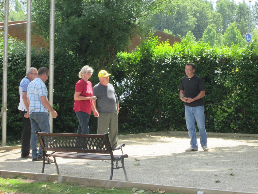 Hotel Camping Val de Boutonne Saint-Jean-dʼAngély Esterno foto