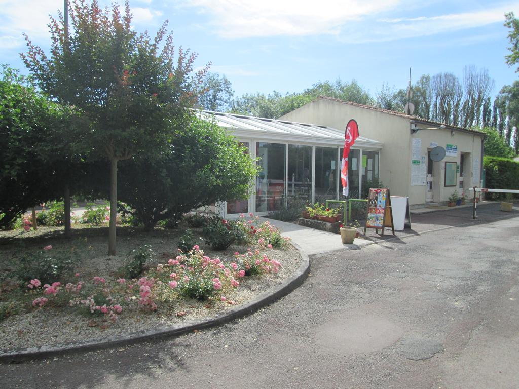 Hotel Camping Val de Boutonne Saint-Jean-dʼAngély Esterno foto