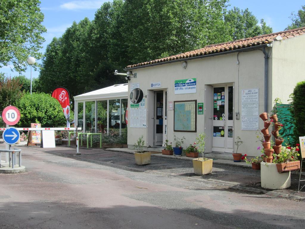 Hotel Camping Val de Boutonne Saint-Jean-dʼAngély Esterno foto