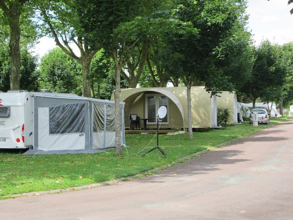 Hotel Camping Val de Boutonne Saint-Jean-dʼAngély Esterno foto